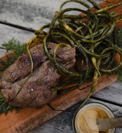 Moutarde aux champignons sauvages avec viande sur une planche de bois