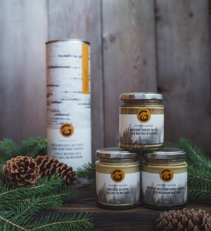 Trio de moutardes forestières en pots sur des branches de sapin