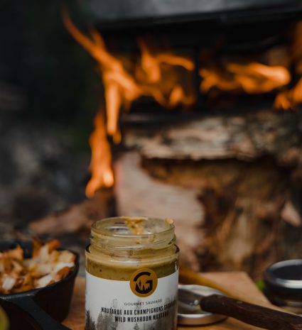 Moutarde aux champignons sauvages sur une planche près du feu