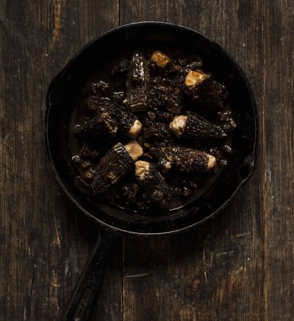 Morilles de feu dans une poêle en fonte sur une table en bois