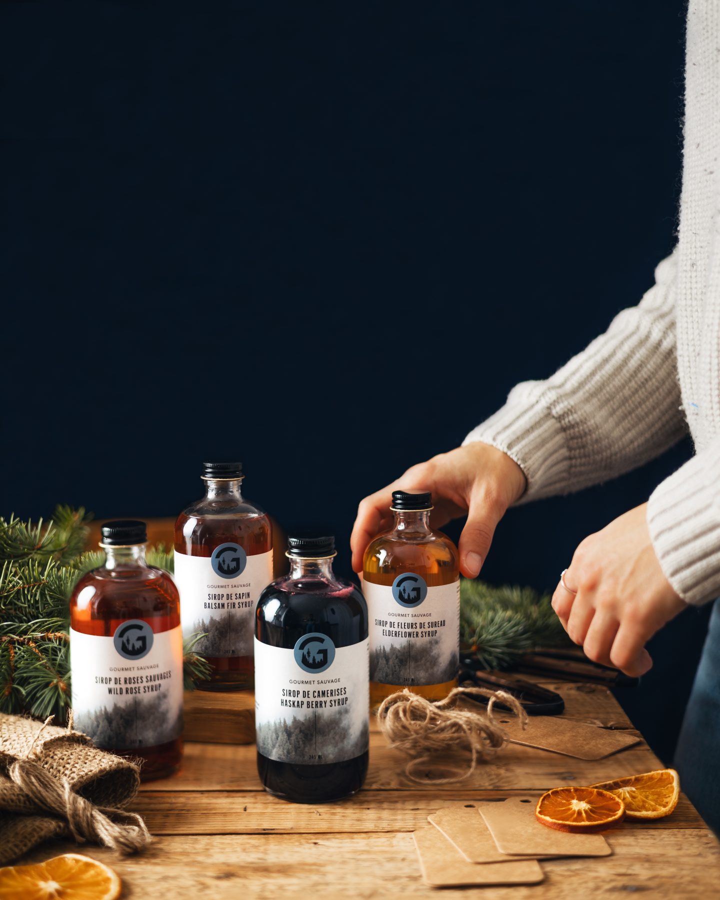 bouteilles de sirop sur table en bois avec décorations naturelles