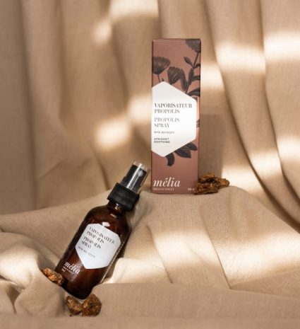 Vaporisateur à la propolis sur tissu beige avec emballage