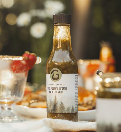 Sauce piquante à l’ortie et au sapin sur une table dressée