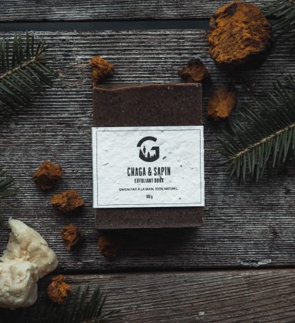 Savon exfoliant au chaga et au sapin sur une planche de bois