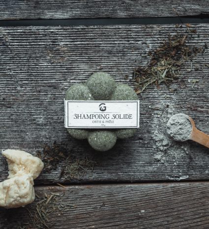 Shampooing solide ortie-prêle sur des planches de bois