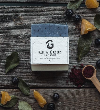 Savon aux bleuets et thé des bois sur une planche de bois