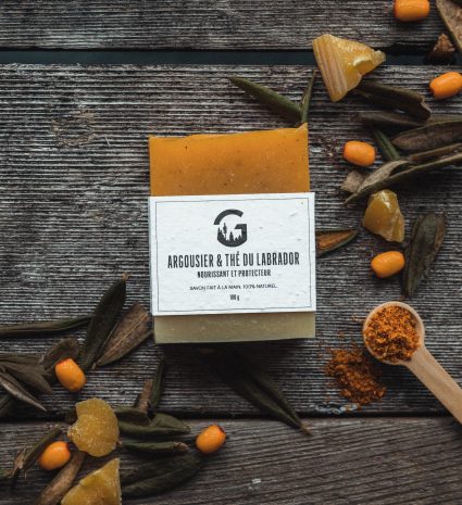 Savon à l’argousier et au thé du Labrador sur des planches de bois