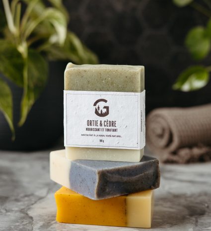 Savon ortie et cèdre empilé sur une table de pierre