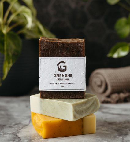Savon chaga et sapin empilé sur deux savons, sur une surface de pierre