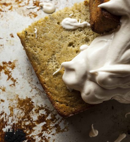 Part de gâteau aux pousses d’épinette séchées, mélilot et citron sur une plaque