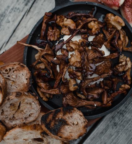 Chanterelles cuites dans une poêle avec des tranches de pain grillé