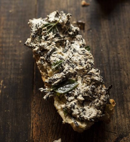 Tartine aux trompettes de la mort sur une planche en bois