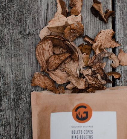 Bolets cèpes séchés empilés sur un sachet en papier
