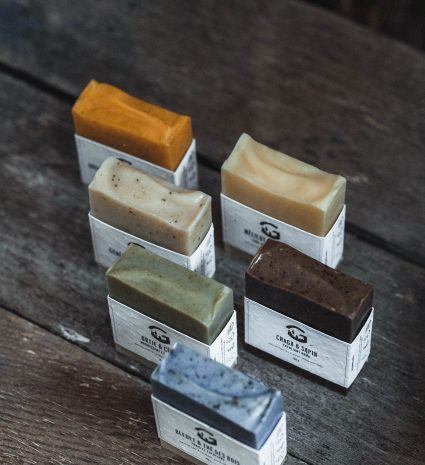 Savon mélilot et miel parmi des savons emballés sur une table en bois