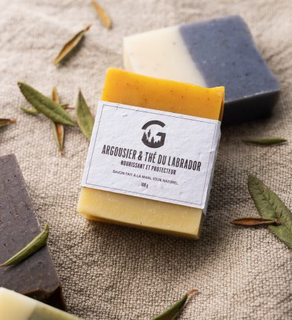 Savon argousier – thé du Labrador sur une toile beige avec des feuilles