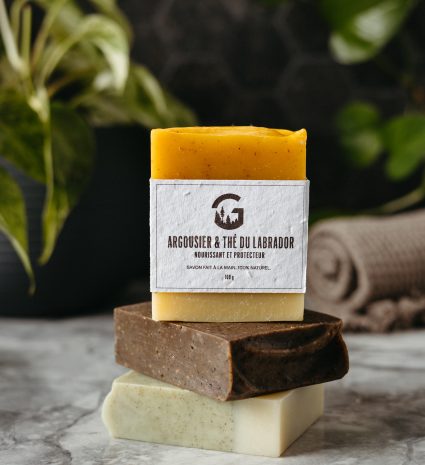 Savon argousier et thé du Labrador sur une pile de savons