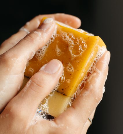 Savon argousier et thé du Labrador moussé entre les mains