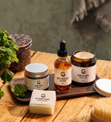 Ensemble de soins visage et corps sur un plateau de bois