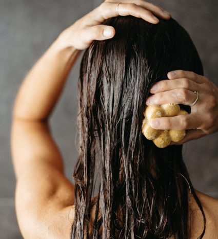 Shampooing solide à l’argousier frotté sur des cheveux mouillés