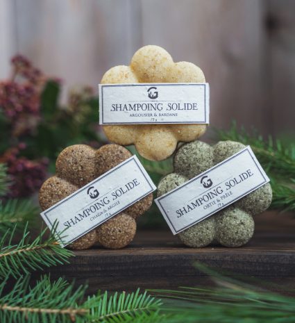 Pains de shampooing solides à l’argousier et à l’ortie sur une tablette de bois
