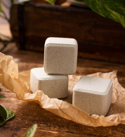 Bombes effervescentes ortie et eucalyptus sur du papier brun