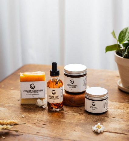 Pots de crème de corps sur une table avec savon et huile