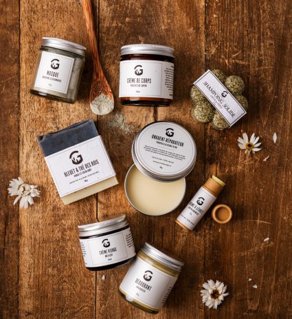 Onguent réparateur à la propolis et à la verge d’or ouvert sur une table en bois