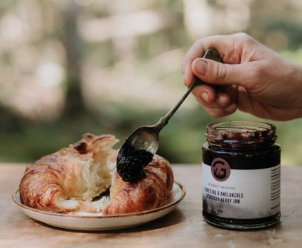 Confiture d'amélanches tartinée sur un croissant.