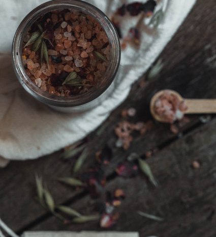 Sel de bain rose sauvage et avoine dans un pot de verre