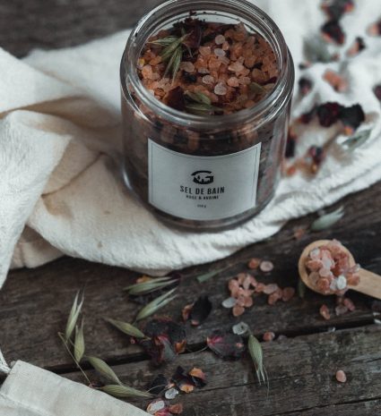 Sel de bain rose sauvage et avoine dans un pot de verre sur un linge