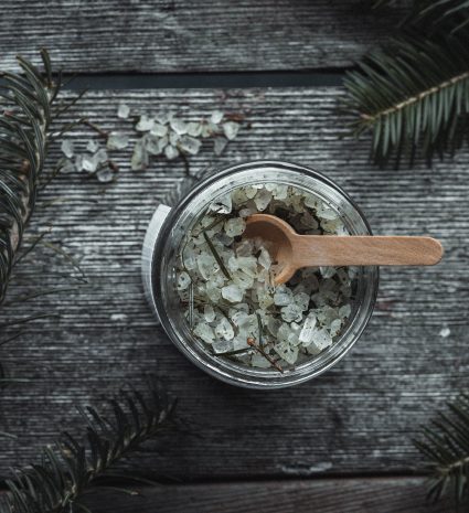 Sel de bain aux conifères et algues dans un pot sur une planche