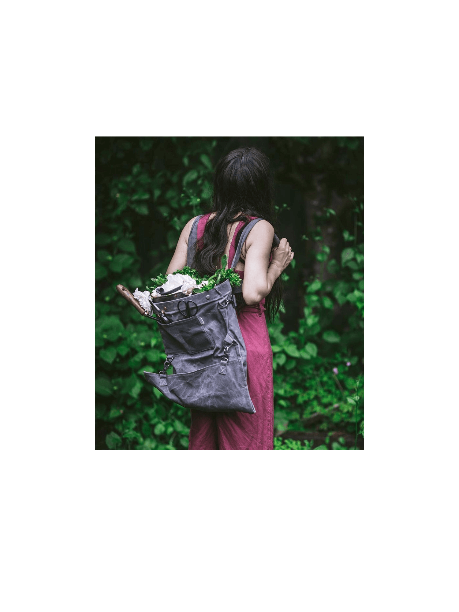 fille sac_op Ensemble COUREUR DES BOIS – sac de cueillette + outils