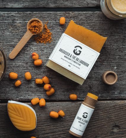 Savon à l’argousier et au thé du Labrador sur des planches de bois
