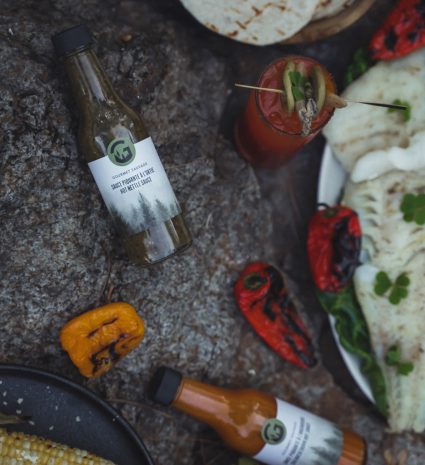 Sauce piquante à l’ortie et au sapin parmi des aliments grillés