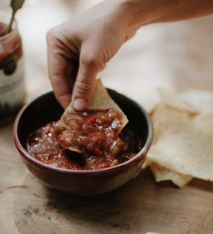 Salsa sauvage aux asclépiades sur une croustille au-dessus d’un bol
