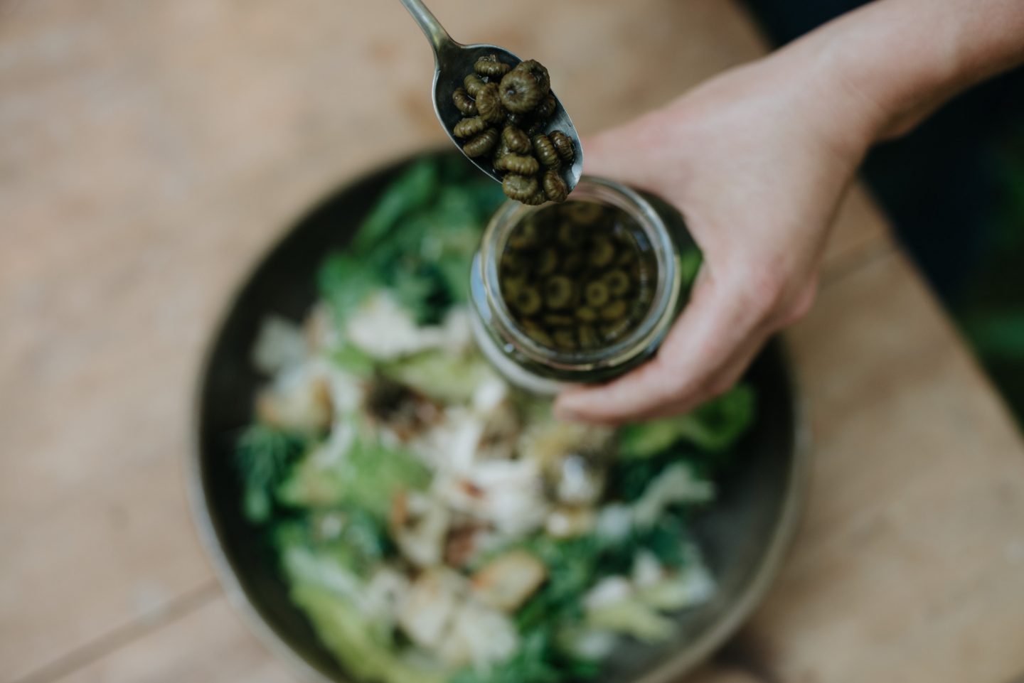 Salade césar aux boutons de marguerite