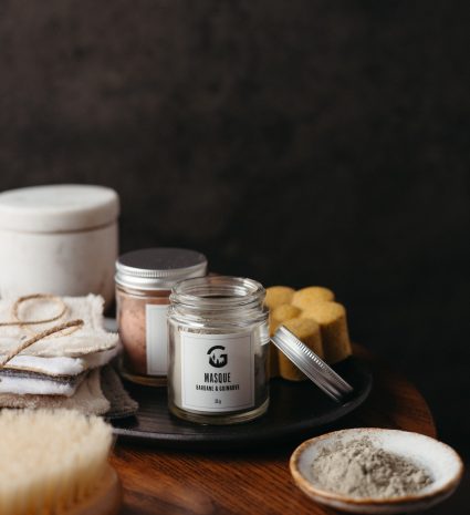 Pot de masque guimauve et bardane avec poudre et accessoires de soin