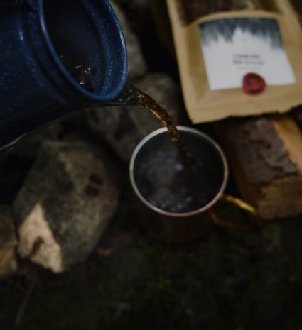 Infusion de chaga sauvage versée dans une tasse de métal