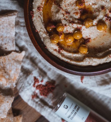 Houmous au sumac et pois chiches avec pain plat sur un linge