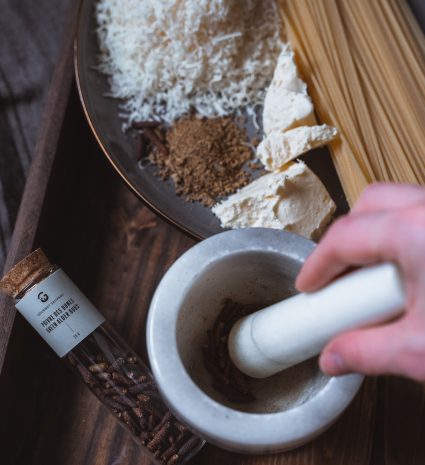 Poivre des dunes broyé au mortier près de pâtes sèches