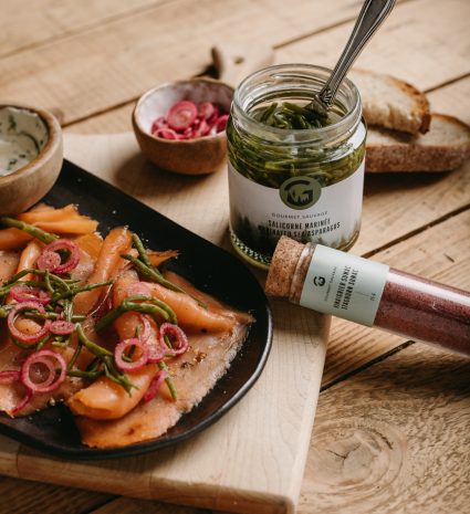 Pot de salicorne marinée près de tartines au saumon