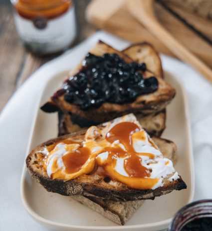 Tartines garnies de préparations colorées sur un plateau blanc