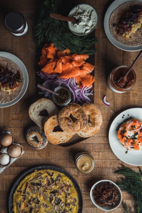 Assortiment de plats sur une table en bois
