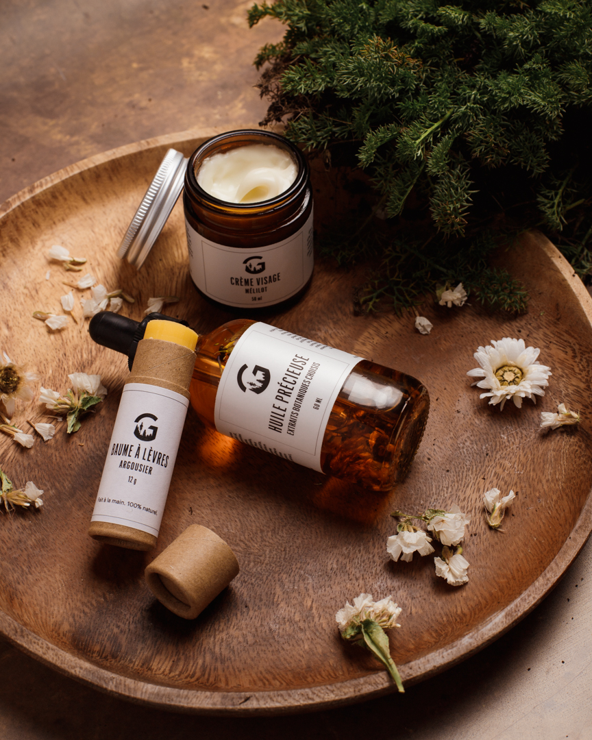 produits de soin sur plateau en bois