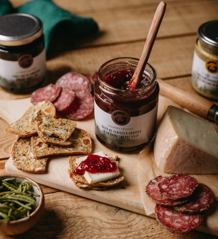 Pot de gelée de cerises à grappes sur une planche apéritive