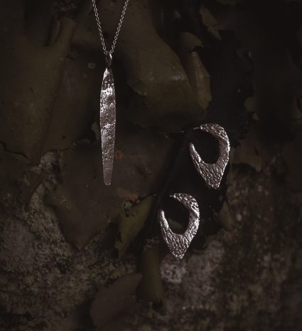 Collier et boucles d’oreilles Lichen sur une écorce sombre