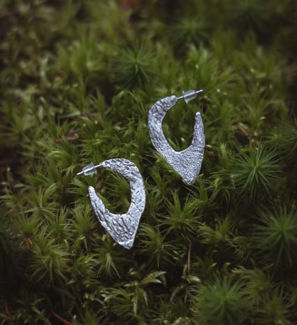 Boucles d’oreilles en lichen posées sur un tapis de mousse