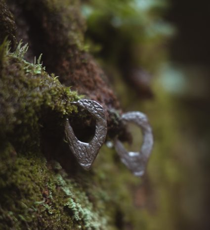 Boucles d’oreilles Lichen posées sur un tronc couvert de mousse