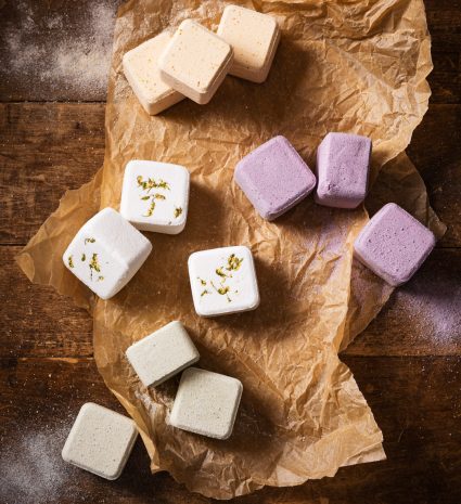Bombes effervescentes au mélilot et au bleuet sur papier kraft