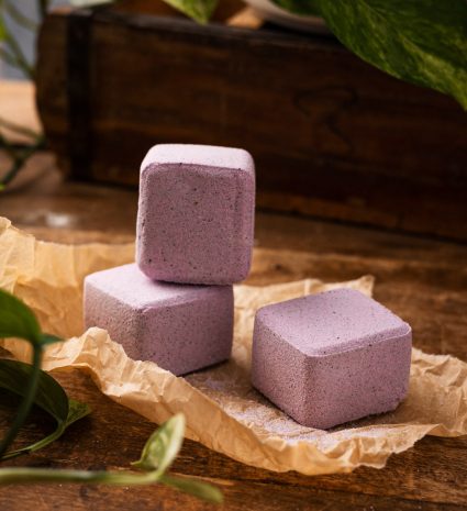 Trois bombes effervescentes bleuet – thé des bois sur papier froissé